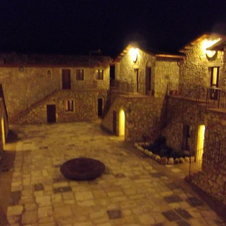 Hotel Il Feudo Dei Pierleoni Челано Екстериор снимка