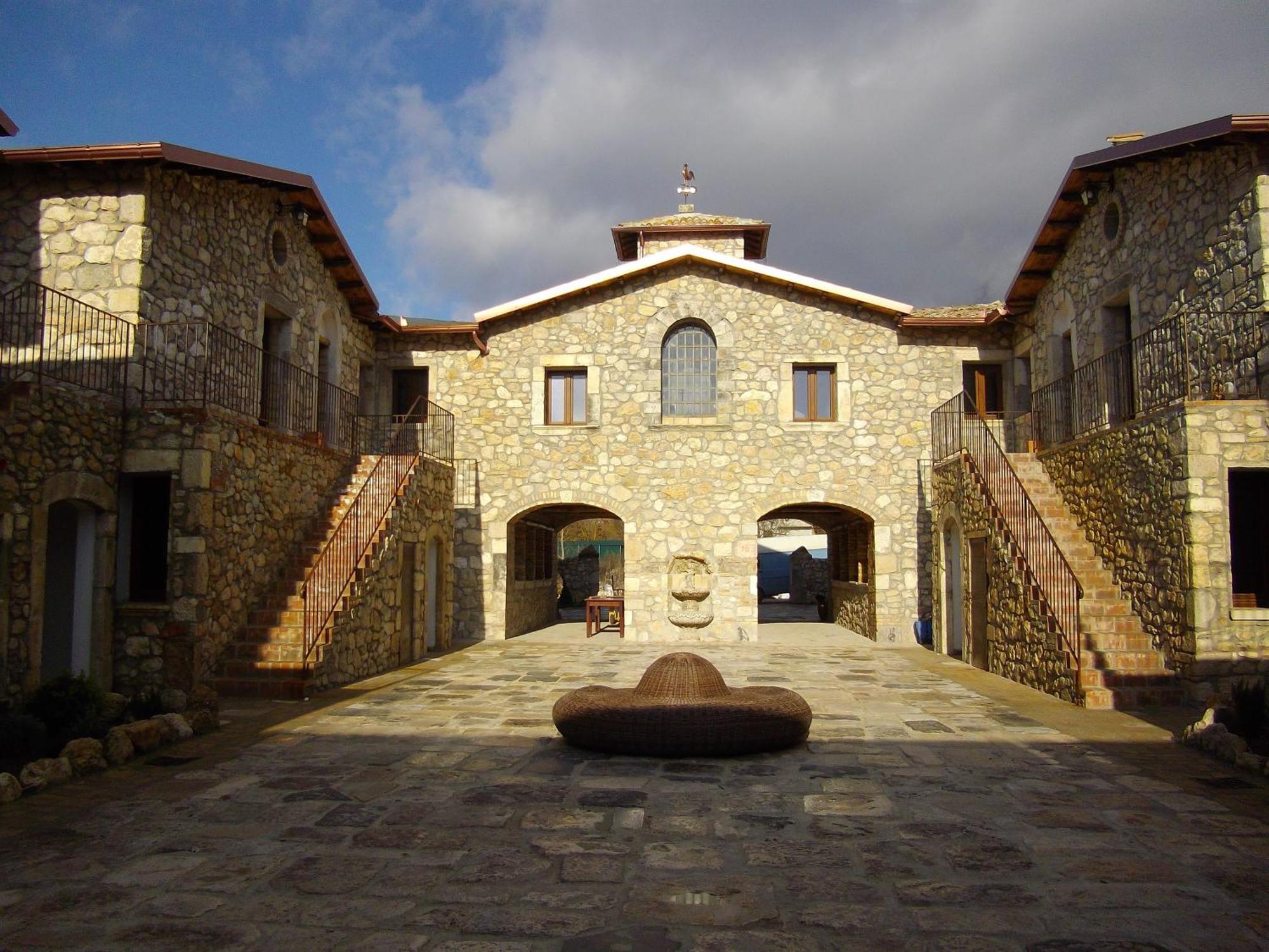 Hotel Il Feudo Dei Pierleoni Челано Екстериор снимка