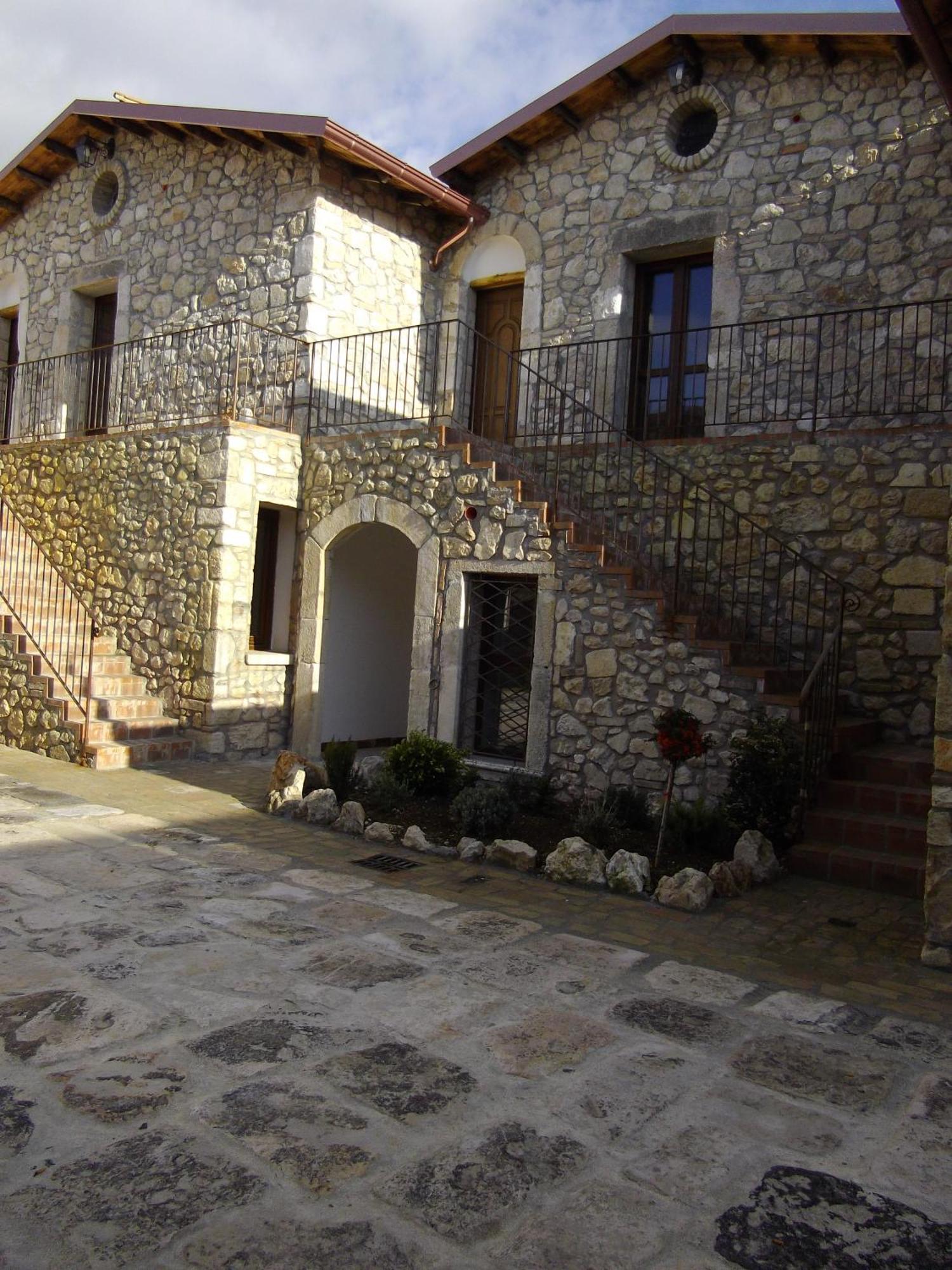 Hotel Il Feudo Dei Pierleoni Челано Екстериор снимка