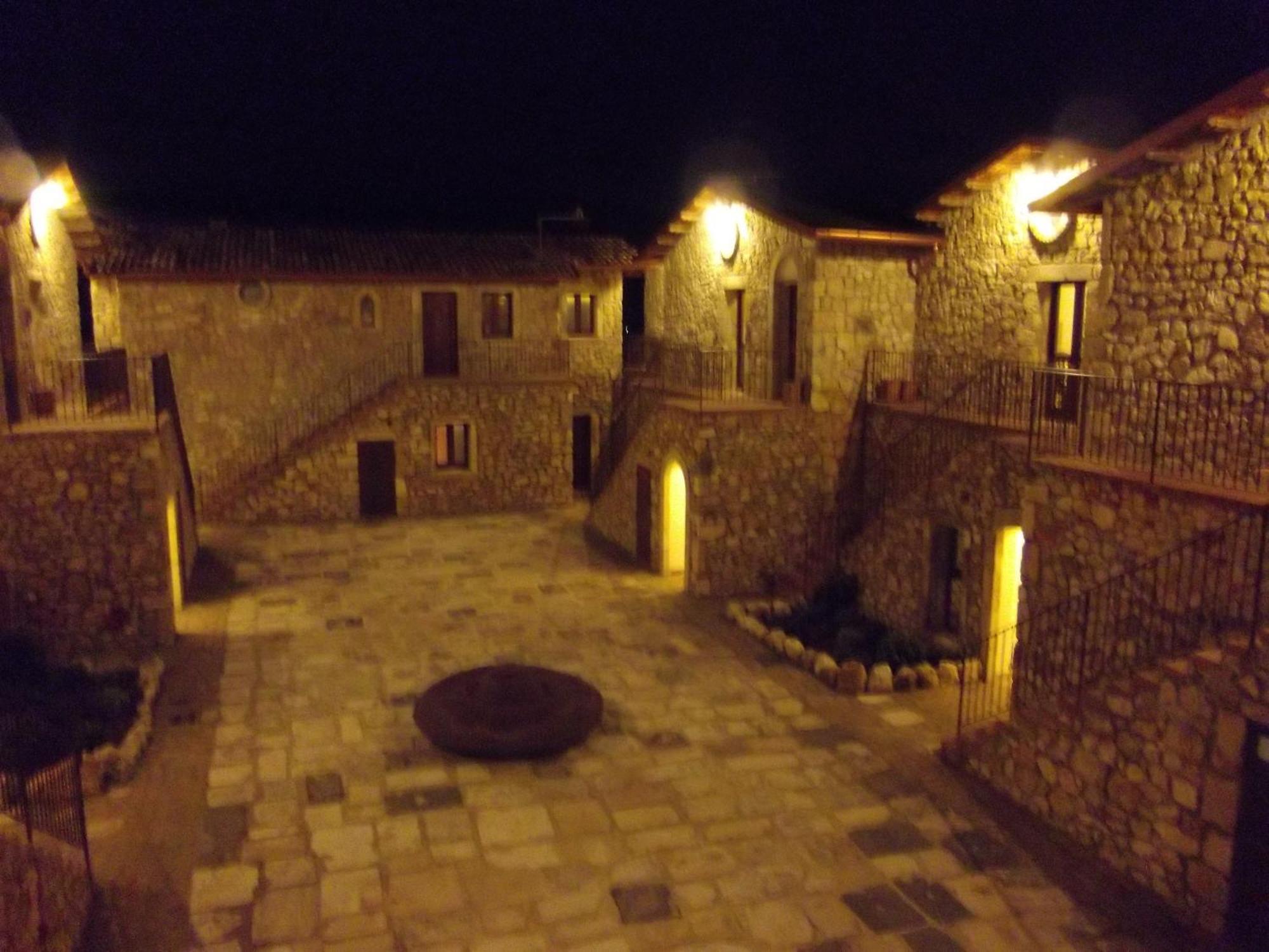 Hotel Il Feudo Dei Pierleoni Челано Екстериор снимка
