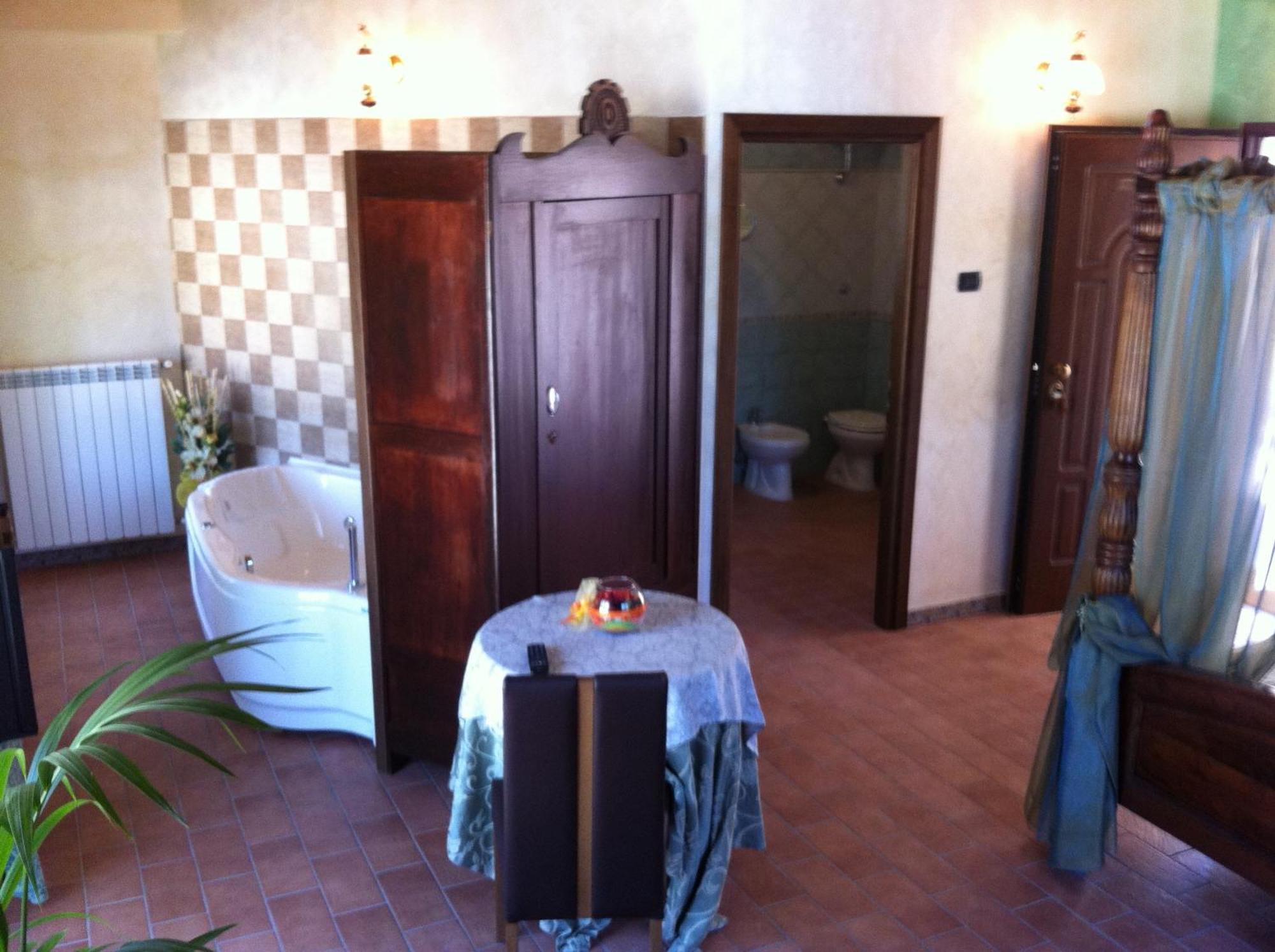 Hotel Il Feudo Dei Pierleoni Челано Стая снимка
