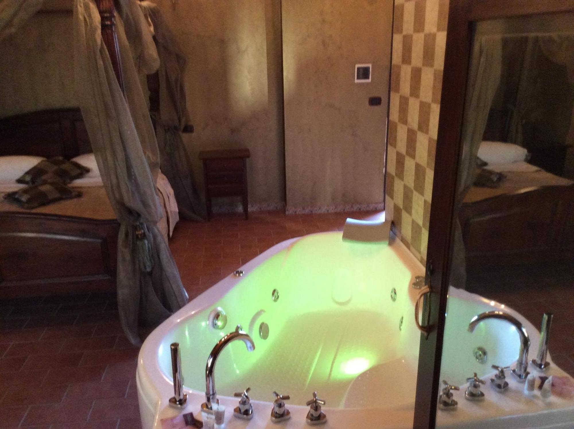 Hotel Il Feudo Dei Pierleoni Челано Стая снимка