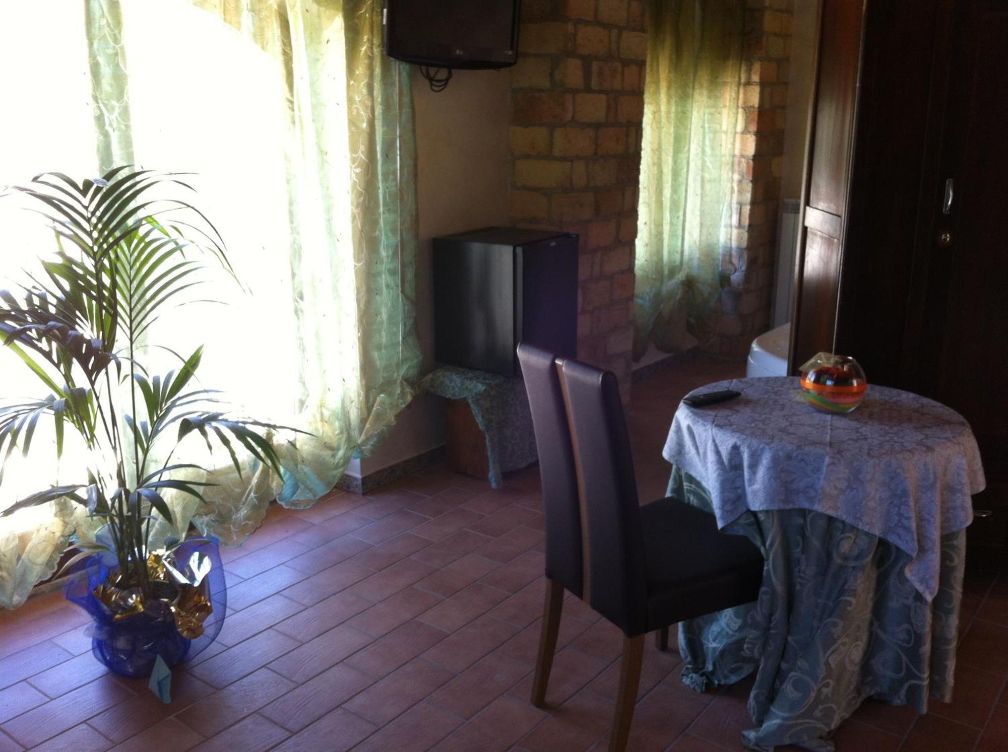 Hotel Il Feudo Dei Pierleoni Челано Стая снимка
