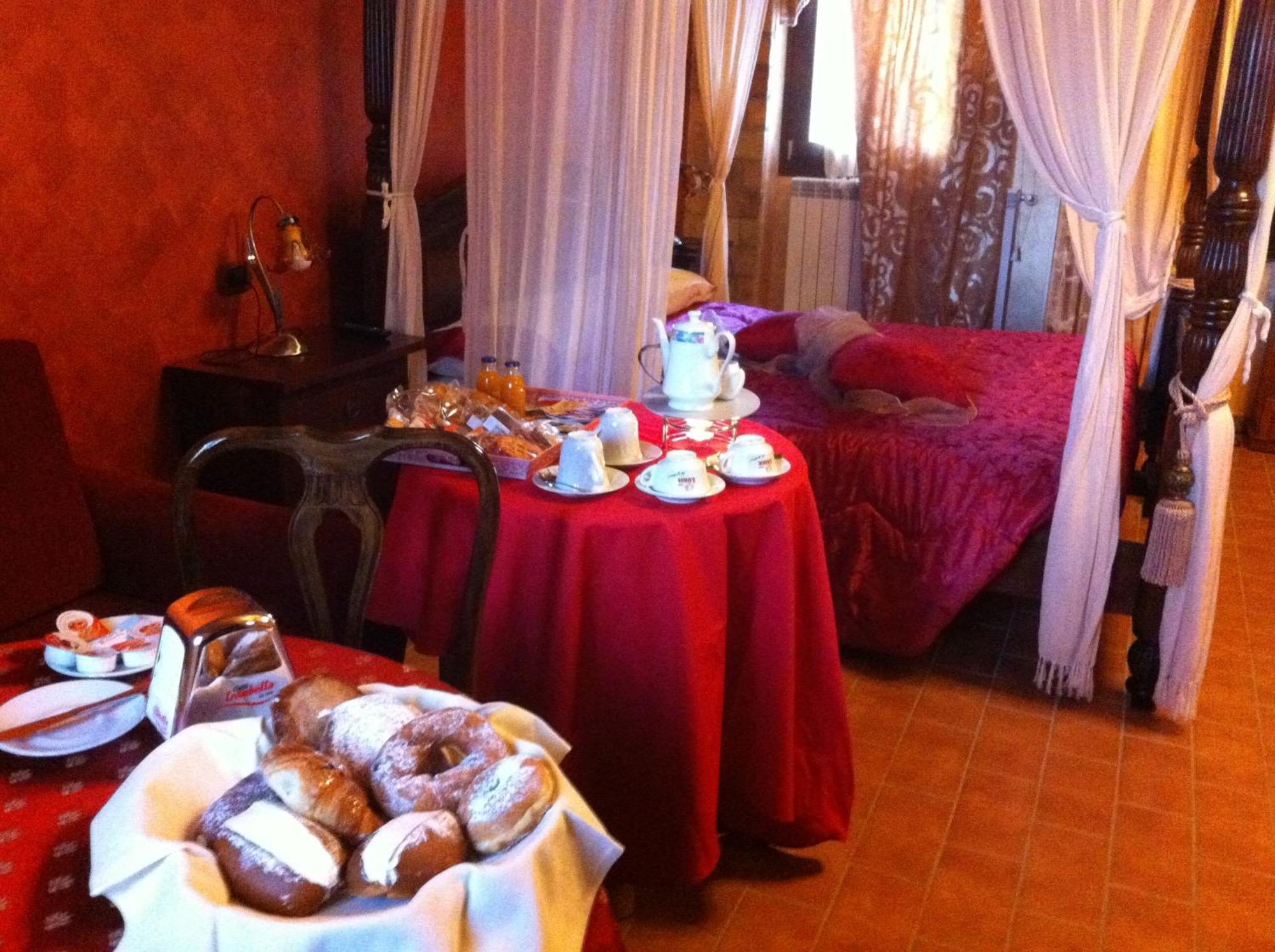 Hotel Il Feudo Dei Pierleoni Челано Стая снимка